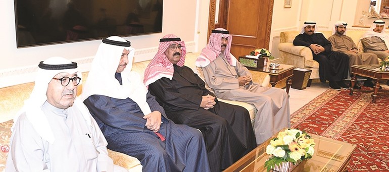 سمو ولي العهد الشيخ نواف الأحمد والشيخ مشعل الأحمد وسمو الشيخ جابر المبارك والشيخ ناصر صباح الأحمد