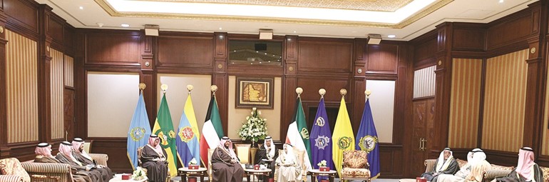 صاحب السمو الأمير الشيخ صباح الأحمد لدى استقباله صاحب السمو الملكي الأمير تركي بن محمد بن فهد والوفد المرافق له
