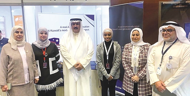 د.علي المضف وفاطمة الكندري في جناح الكلية الدولية الأمريكية بالمعرض