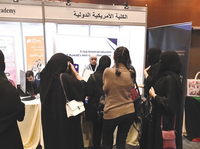 إقبال كبير على الاستفادة من خدمات جناح الكلية الدولية الأمريكية بالمعرض