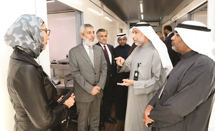 عماد سلطان مستمعا إلى شرح حول آلية الفحوصات الطبية الدورية