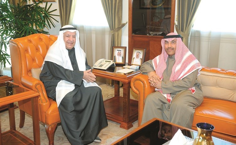 علي الغانم مستقبلا السفير سامي المرشد