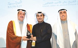 النائب عيسى الكندري ود.حسين الأنصاري يكرمان الكويتية