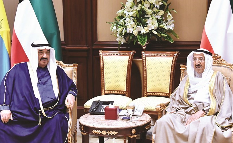 صاحب السمو الأمير الشيخ صباح الأحمد مستقبلا سمو الشيخ ناصر المحمد