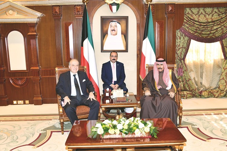 سمو ولي العهد مستقبلا السفير اليوناني