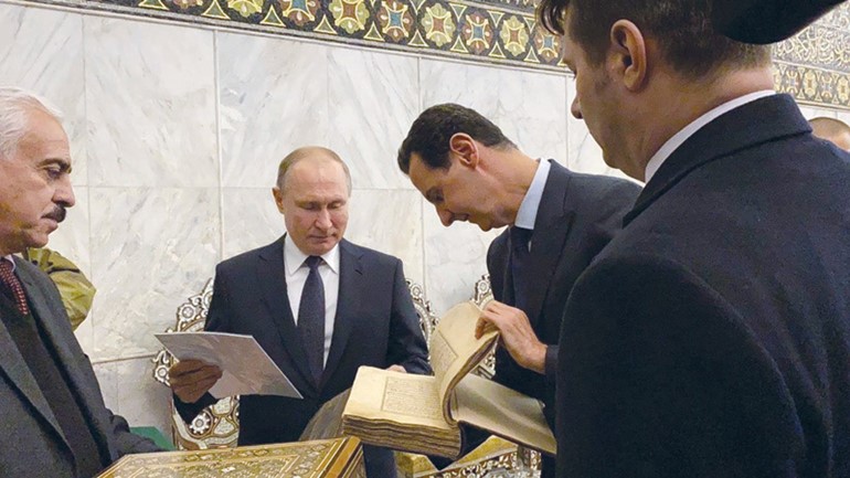 الرئيس الروسي فلاديمير بوتين يزور الجامع الأموي برفقة نظيره السوري بشار الأسد ويهدي القائمين على الجامع نسخة تاريخية من القرآن الكريم تعود للقرن السابع عشر