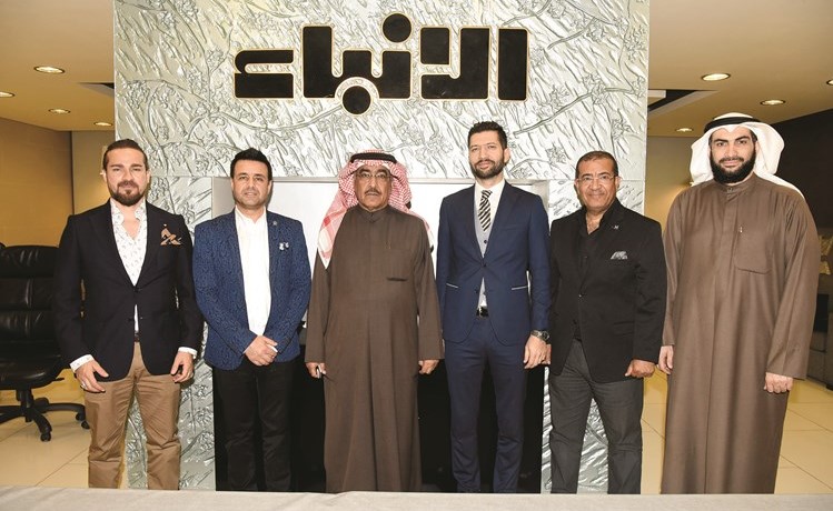 نائب رئيس التحرير الزميل عدنان الراشد خلال استقباله الوفد التركي في الأنباء بحضور مستشار الإدارة العامة الزميل حسام فتحي والزميل محمد راتب(أحمد علي)