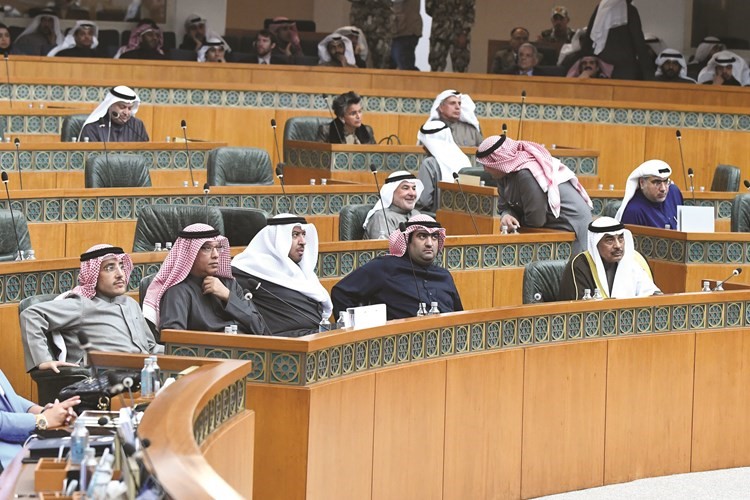 سمو الشيخ صباح الخالد وخالد الروضان ود.فهد العفاسي ومبارك الحريص والشيخ د.أحمد الناصر يتابعون الجلسة