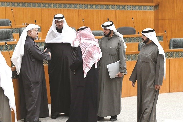 سعدون حماد ود.عادل الدمخي ود.فهد العفاسي وخليل الصالح
