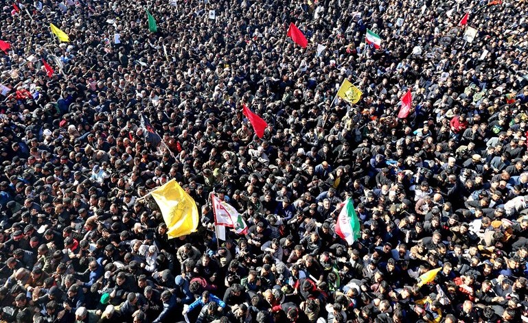 حشود إيرانية غفيرة خلال مراسم تشييع قاسم سليماني في مسقط رأسه بكرمان امس						 (أ.ف.پ)