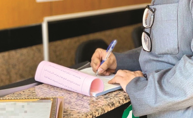 تحرير إحدى المخالفات في الأحمدي