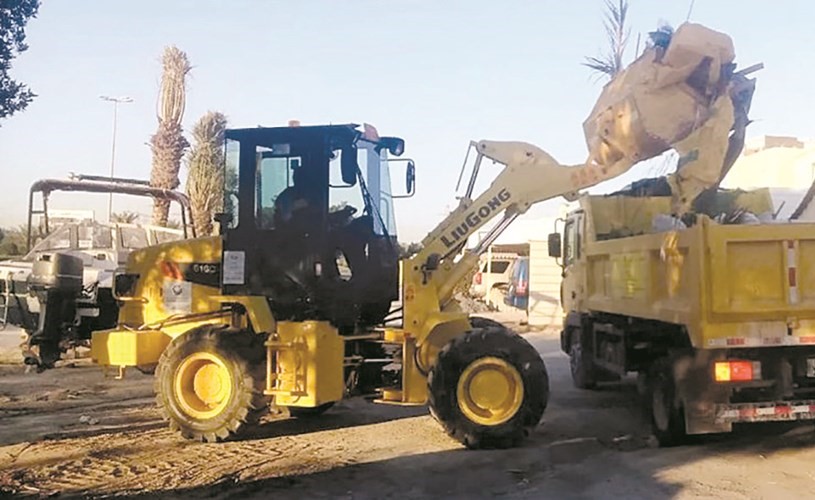 رفع مخلفات وأنقاض في محافظة مبارك الكبير