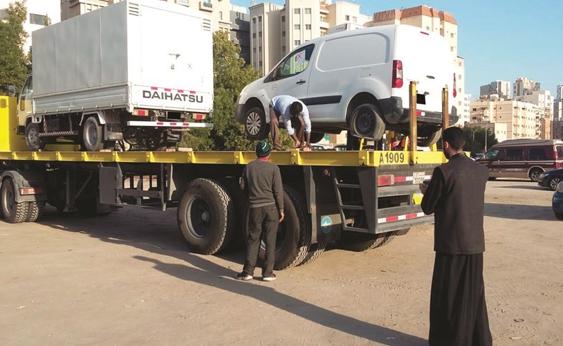 جانب من رفع السيارات المهملة في حولي