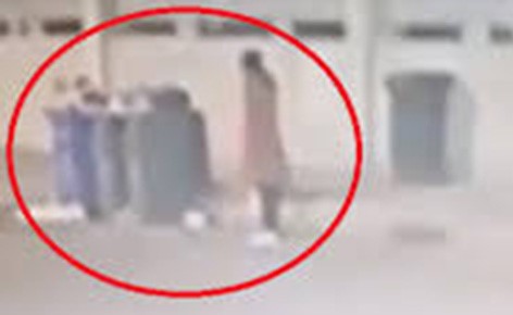 بالفيديو .. ألقت مولودها في القمامة ونظرت إليه للحظات.. هل تراجع نفسها؟
