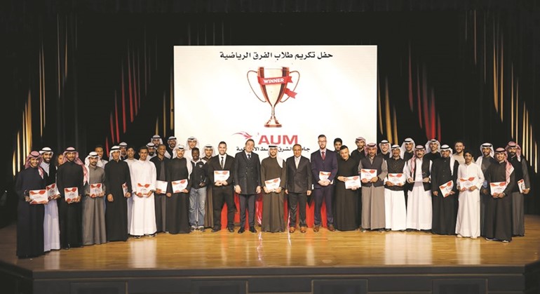 فهد العثمان متوسطا فريق AUM لكرة القدم للرجال