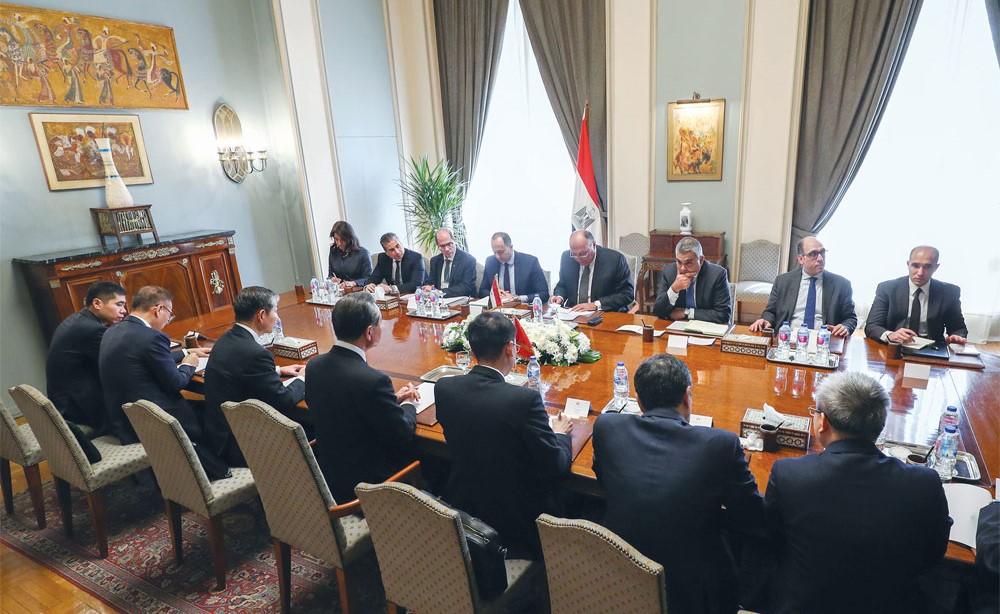 وزير الخارجية المصري سامح شكري مستقبلا نظيره الصيني وانغ يي في وزارة الخارجية في القاهرة امس (أ.ف.پ)