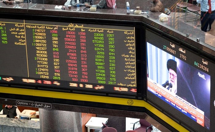 المستثمرون في بورصة الكويت يراقبون الأسهم أمس خلال خطاب المرشد الأعلى للثورة الإيرانية علي خامنئي وفي الاطار مؤشرات بورصة قطر بالأمس ومتداول يراقب الأسهم في السوق السعودي(رويترز)