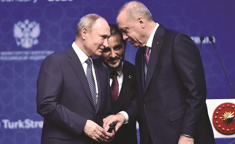 الرئيس التركي رجب طيب أردوغان مستقبلا نظيره الروسي ڤلاديمير بوتين في إسطنبول أمس (أ.ف.پ)