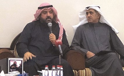 د.فيصل المناور متحدثا خلال الندوة بحضور د. محمد الكندري