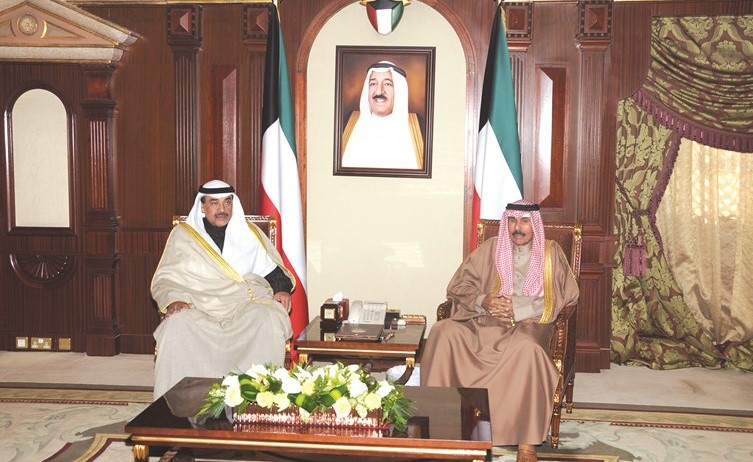 سمو ولي العهد الشيخ نواف الأحمد خلال استقباله سمو الشيخ صباح الخالد
