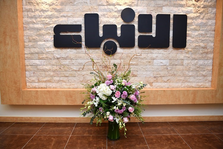 د.هشام الصالح بارك لـ الأنباء في عيدها بالزهور	(أحمد علي)