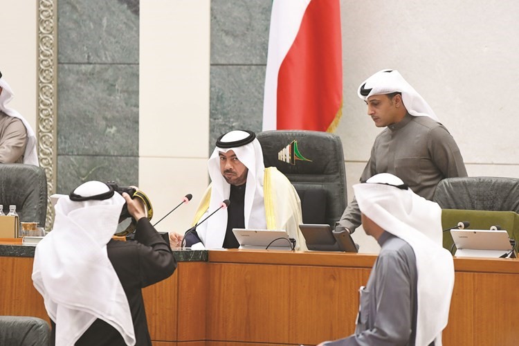 علي الدقباسي مترئسا جانبا من جلسة أمس