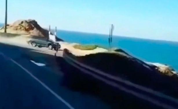 بالفيديو.. سيارة تختفي بعد سقوطها من جرف صخري في المحيط