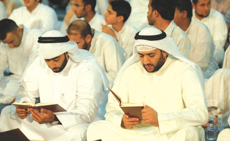 قراءة القرآن الكريم خلال صلاة القيام في المسجد الكبير