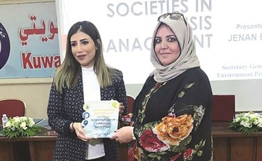 د. وجدان العقاب تكرم إحدى المشاركات في ورشة العمل