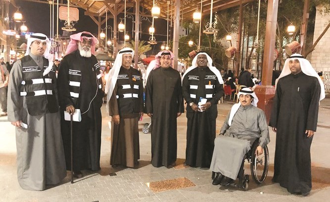 جانب من زيارة فريق أصدقاء المعاقين لأسواق المباركية