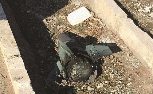 الصورة التي نشرتها صحيفة ديلي ميل البريطانية لما يشبه بقايا صاروخ ضمن حطام الطائرة الاوكرانية