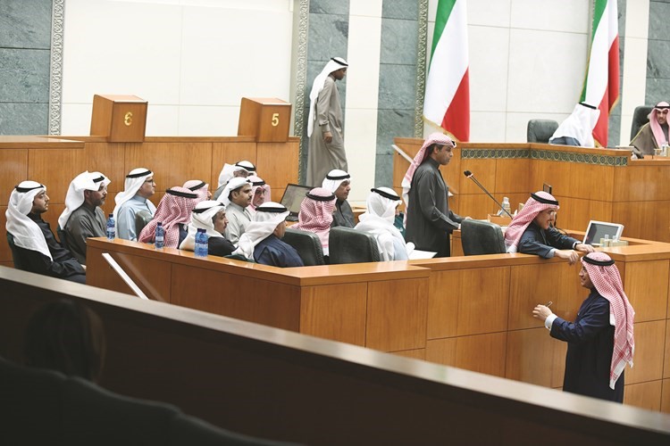 الشيخ د.أحمد الناصر ود.خالد الفاضل والفريق الحكومي من منصة الجلسة﻿