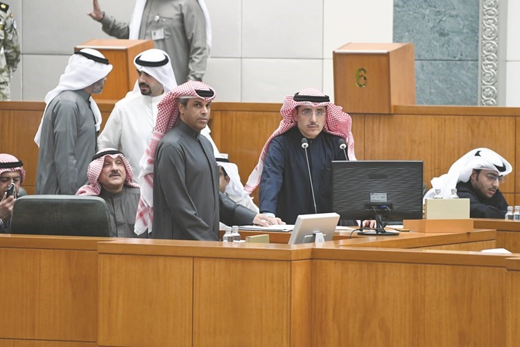 الشيخ د.أحمد الناصر ود.خالد الفاضل على المنصة﻿