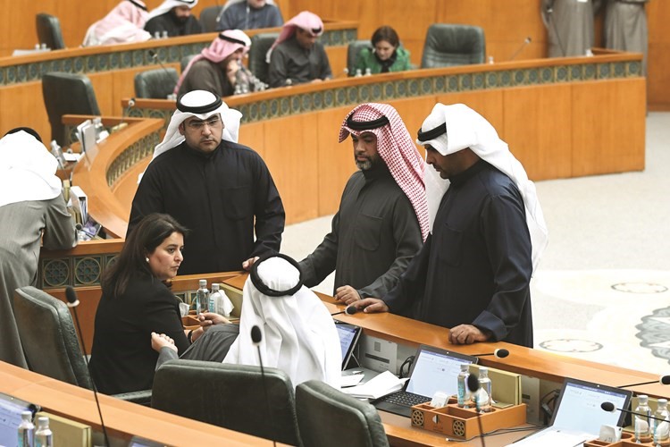 يوسف الفضالة وعمر الطبطبائي ود.عبدالكريم الكندري ود.رنا الفارس﻿