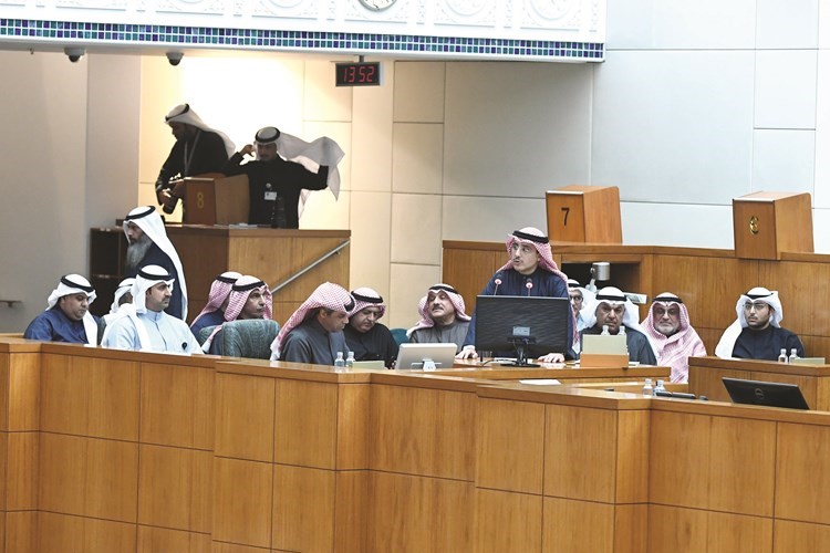 الشيخ د.أحمد الناصر متحدثا﻿