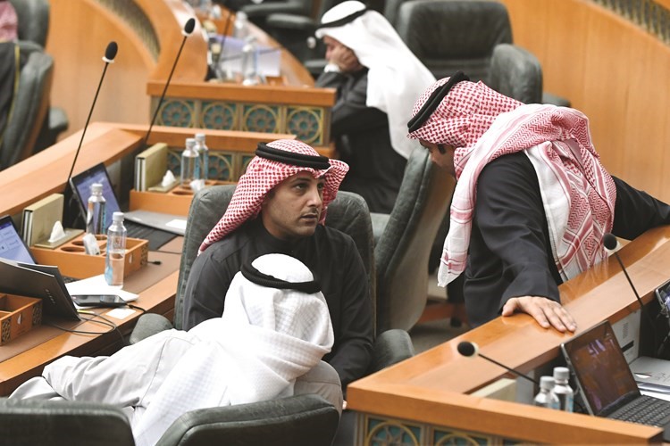 أحمد الفضل خلال الجلسة﻿