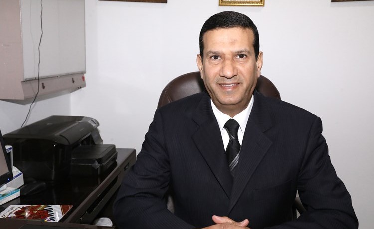 استشاري أمراض الجهاز الهضمي والكبد بمركز ثنيان الغانم بمستشفى الأميري د.خالد المخيزيم