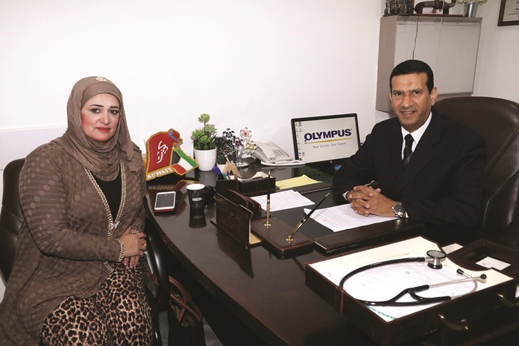 د.خالد المخيزيم متحدثا إلى الزميلة حنان عبدالمعبود		(زين علام)