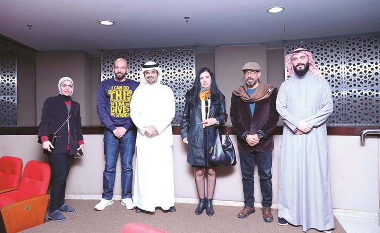 المخرج ثنيان الرشود مخرج فيلم الشهيد الحي وعدد من الحضور في مكتبة الكويت الوطنية