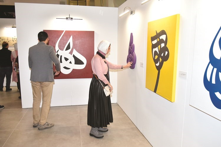جانب من الحضور في المعرض