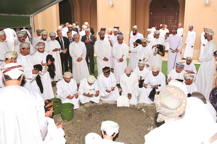 جثمان السلطان قابوس بن سعيد يوارى الثرى بمدفن العائلة المالكة في مسقط أمس	(أونا)