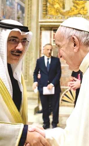 بابا الڤاتيكان مصافحا سفيرنا لدى سويسرا بدر التنيب