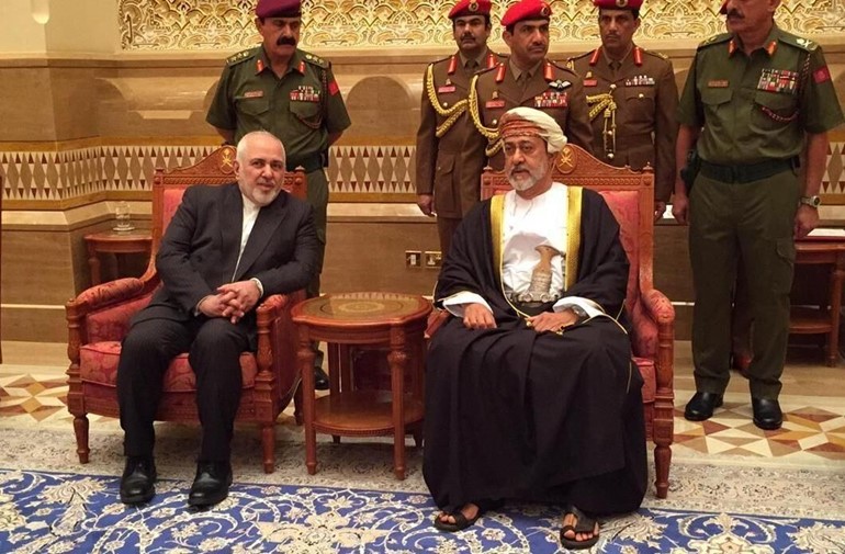 سلطان عمان هيثم بن طارق ووزير الخارجية الإيراني محمد جواد ظريف