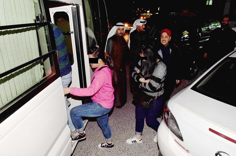 عدد من العمالة المضبوطة على هامش حملة حولي