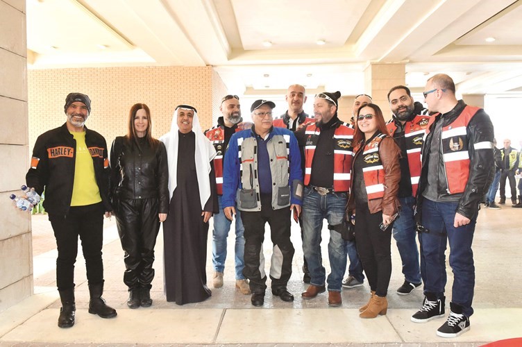 فوزي الثنيان مع عدد من أعضاء شركة النجم الثلاثي