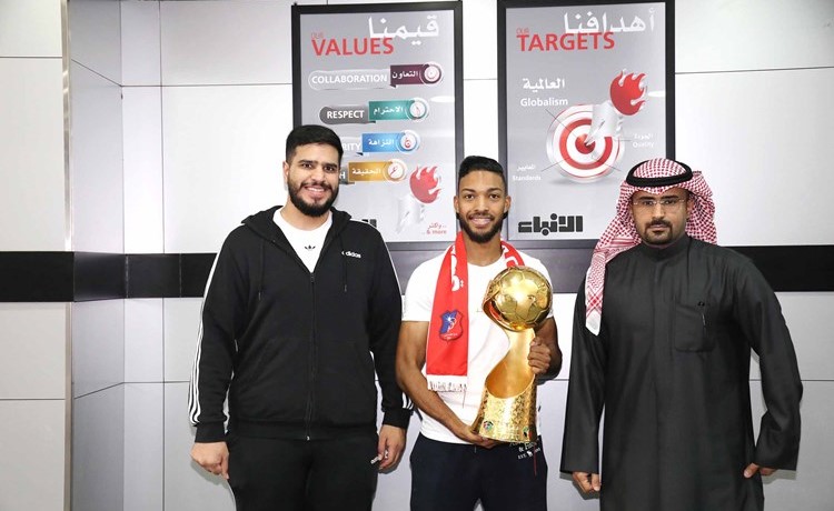 اللاعب مشاري غنام والمنسق الاعلامي للفريق الكويتاوي عمر الزامل مع الزميل يحيى حميدان(زين علام)