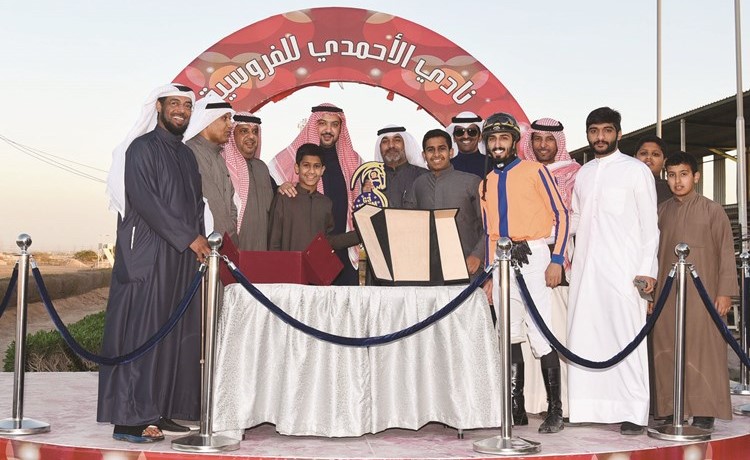 الشيخ مبارك عبدالله المبارك يقدم كأس المركز الأول لعميد إسطبل التحرير 	(أحمد علي)