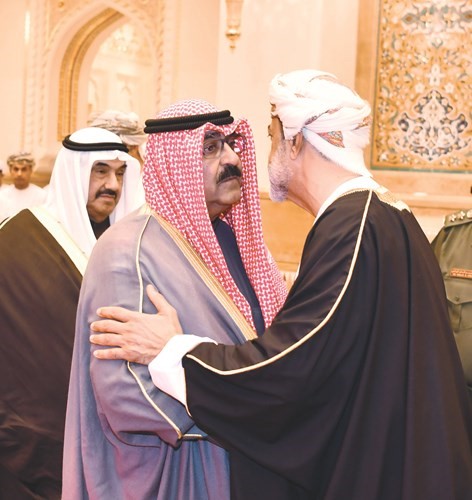 الشيخ مشعل الأحمد معزيا سلطان عمان