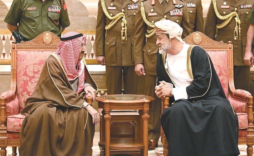 صاحب السمو الأمير الشيخ صباح الأحمد معزيا السلطان هيثم بن طارق