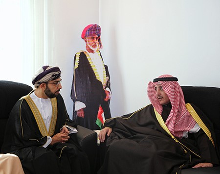 الشيخ د. أحمد الناصر خلال تقديمه واجب العزاء في السفارة العمانية 